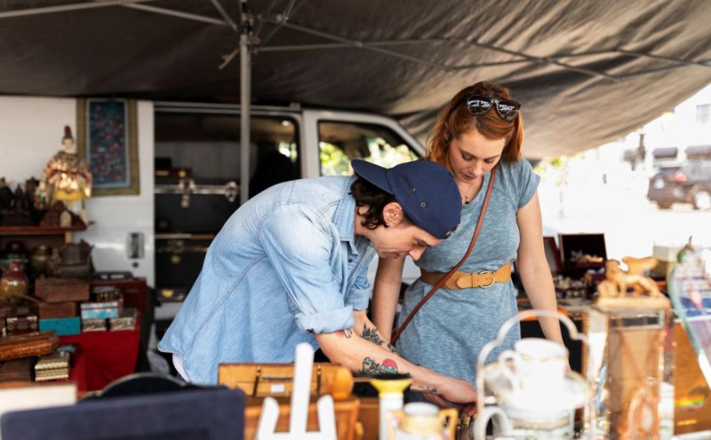 Brocante à Vimoutiers - Freepik