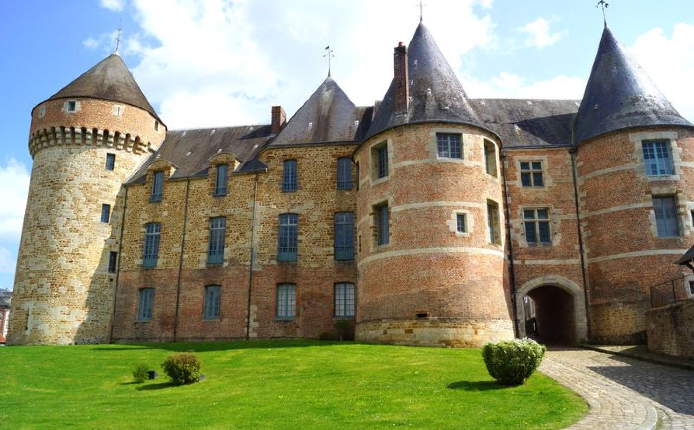 Véhicules anciens au Château de Gacé - Karin BADDELY