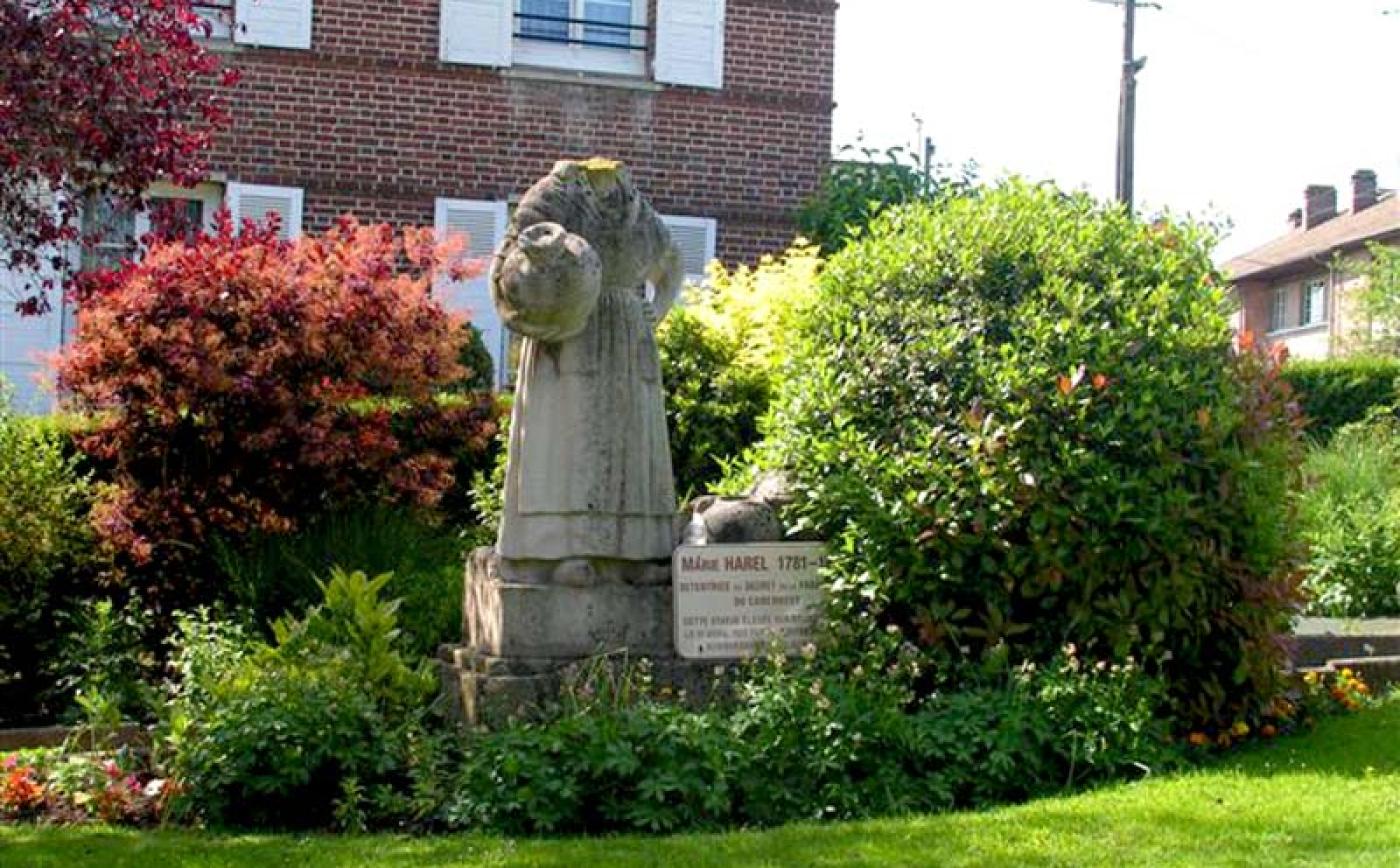 Statues de Marie Harel - Vimoutiers - ©OT Pays du Camembert