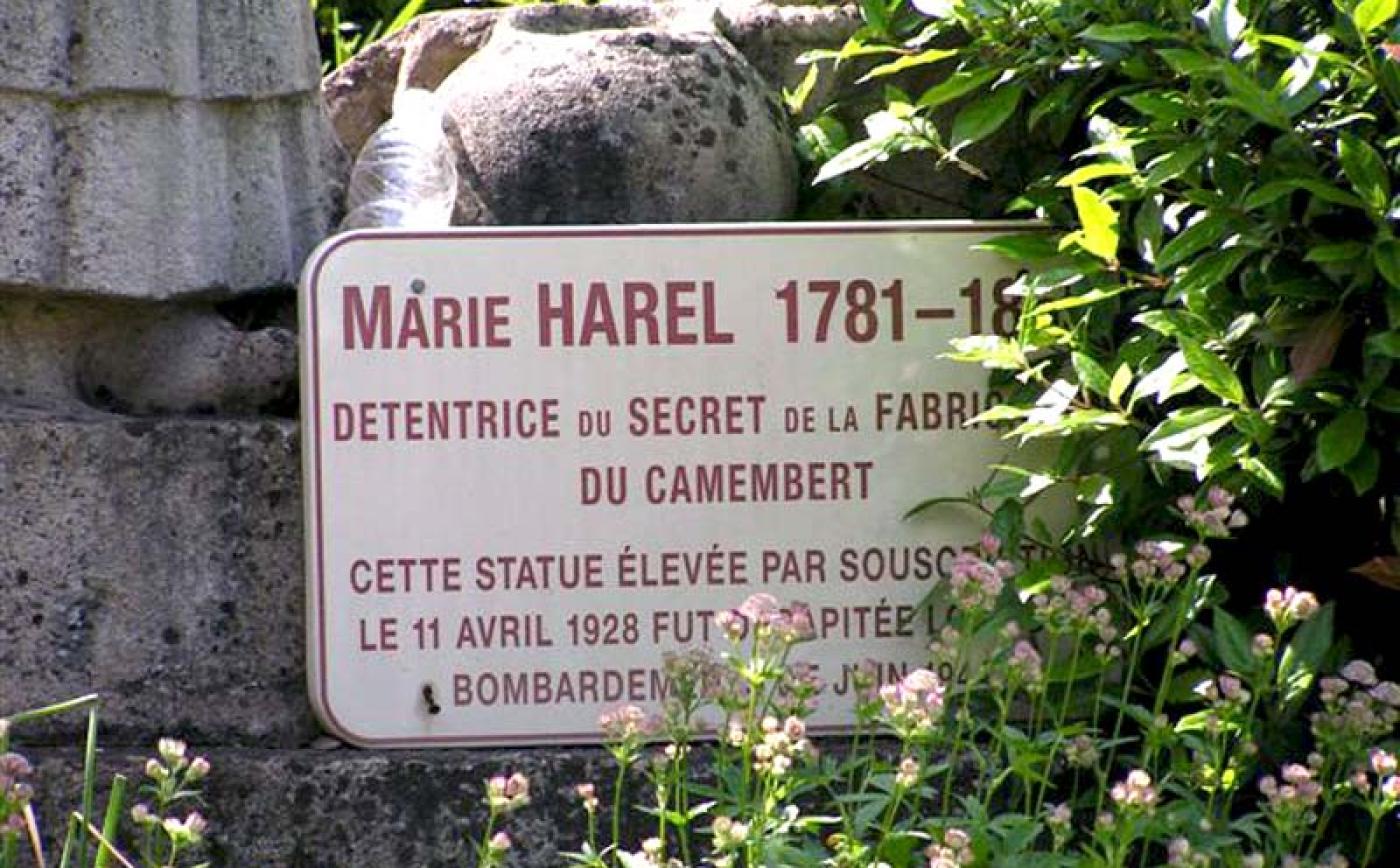 Statues de Marie Harel - Vimoutiers - ©OT Pays du Camembert