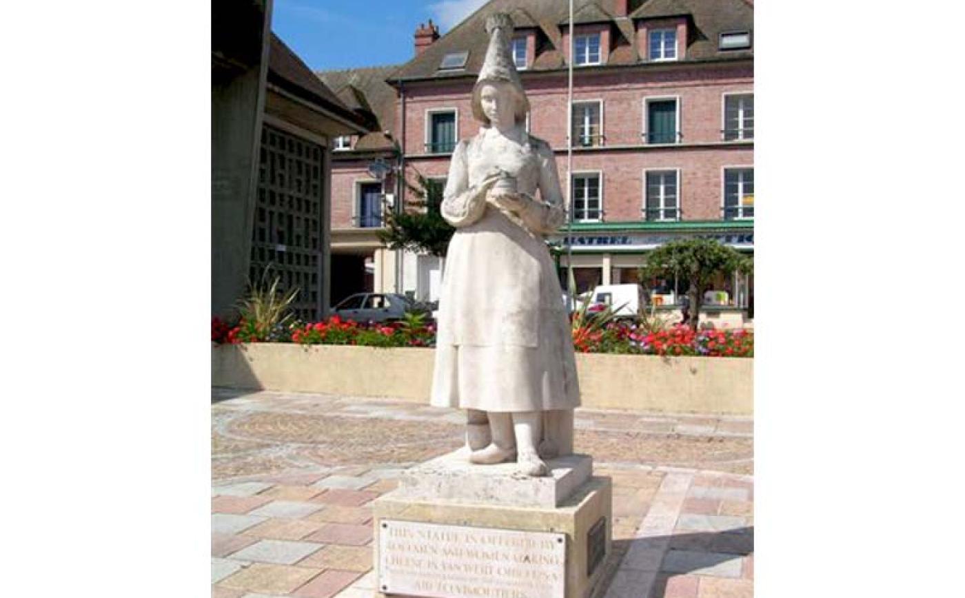 Statues de Marie Harel - Vimoutiers - ©OT Pays du Camembert